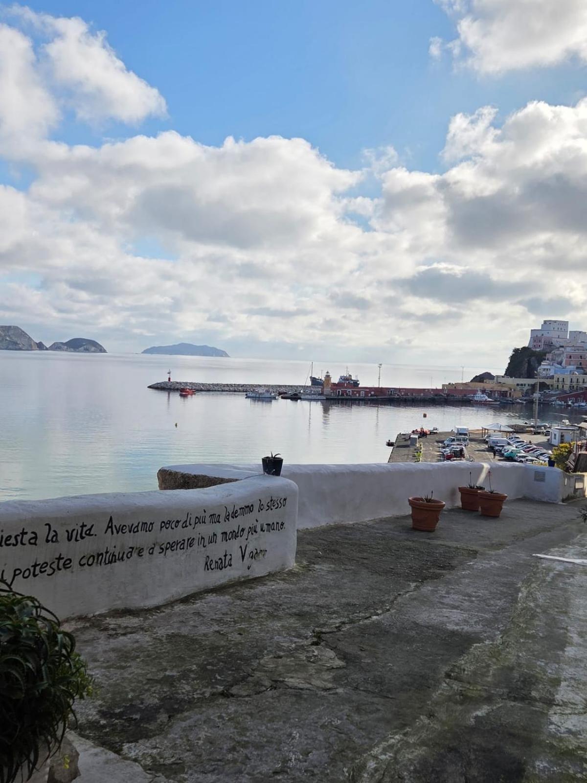 Agenzia Aprea Appartamenti Ponza Extérieur photo